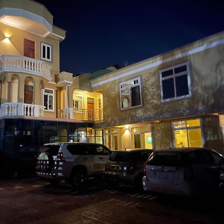 Moments Park Motel Дар-эс-Саламе Экстерьер фото
